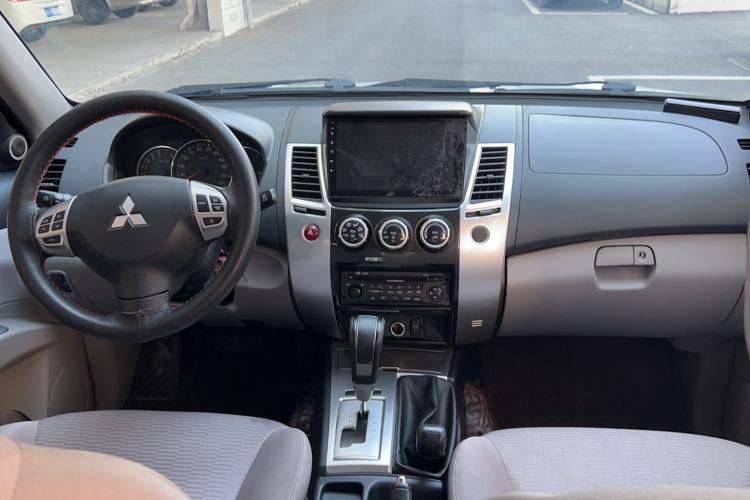 Used Mitsubishi Pajero Sport 2013 3.0L Automatic 4x4 Executive Edition Interior 5