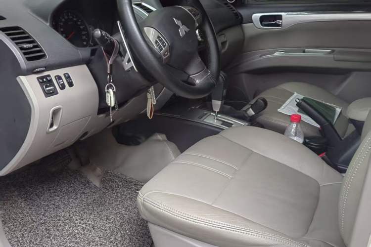 Used Mitsubishi Pajero Sport 2013 3.0L Automatic 4x4 Executive Edition Interior 5