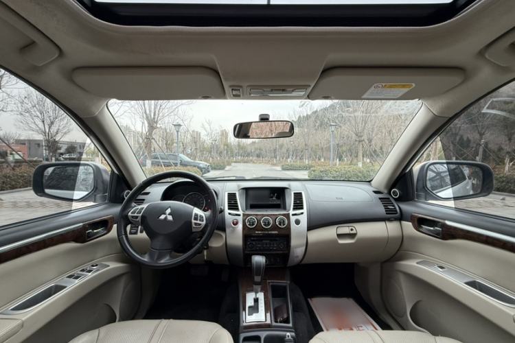 Used Mitsubishi Pajero Sport 2013 3.0L Automatic Two-Wheel Drive Luxury Edition Interior 5