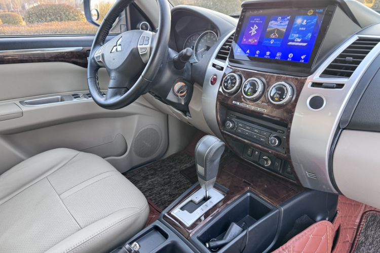 Used Mitsubishi Pajero Sport 2013 3.0L Automatic Two-Wheel Drive Luxury Edition Interior 5