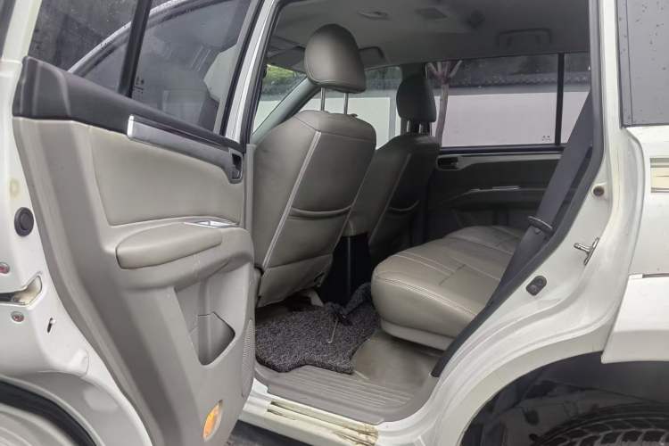 Used Mitsubishi Pajero Sport 2013 3.0L Automatic 4x4 Executive Edition Interior 6