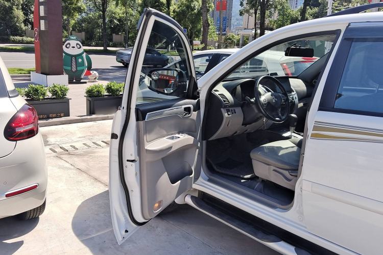 Used Mitsubishi Pajero Sport 2013 3.0L Automatic 4x4 Executive Edition Interior 6