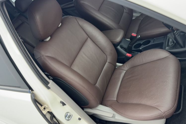 Used Mitsubishi Pajero Sport 2013 2.4L Manual Two-Wheel Drive Comfort Edition Interior 6