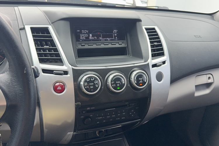 Used Mitsubishi Pajero Sport 2013 2.4L Manual Two-Wheel Drive Comfort Edition Interior 8
