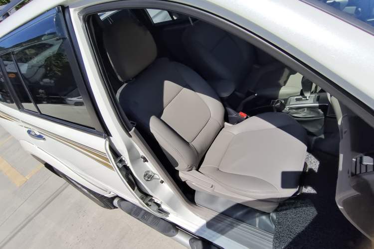 Used Mitsubishi Pajero Sport 2013 3.0L Automatic 4x4 Executive Edition Interior 9