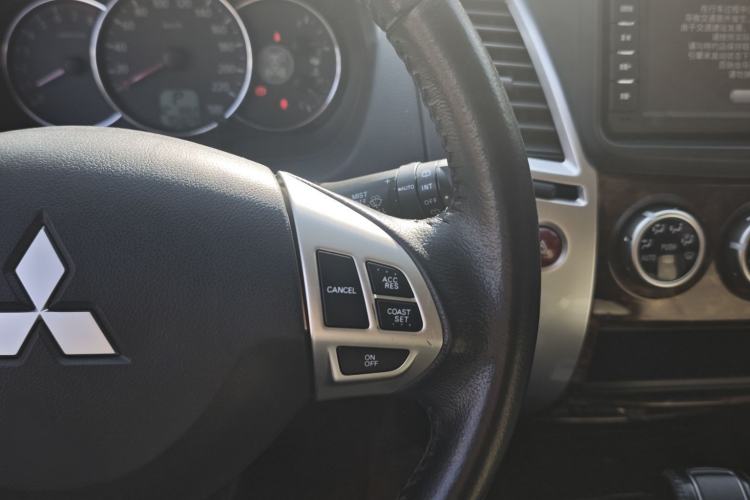Used Mitsubishi Pajero Sport 2013 3.0L Automatic 4x4 Flagship Edition Interior 9