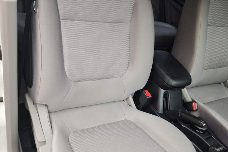 Used Mitsubishi Pajero Sport 2013 3.0L Automatic 4x4 Executive Edition Interior 9
