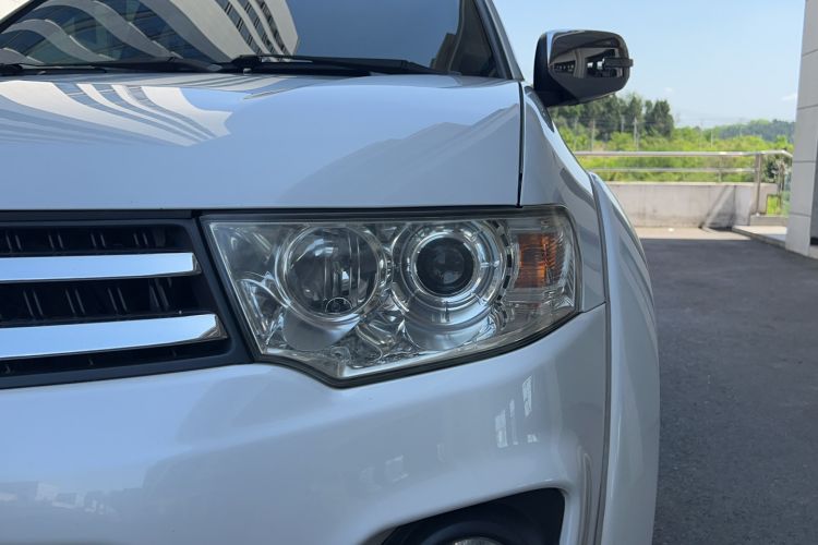 Used Mitsubishi Pajero Sport 2013 3.0L Automatic 4x4 Executive Edition Left Front Headlight