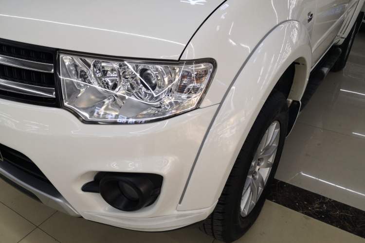 Used Mitsubishi Pajero Sport 2013 3.0L Automatic Two-Wheel Drive Luxury Edition Left Front Headlight