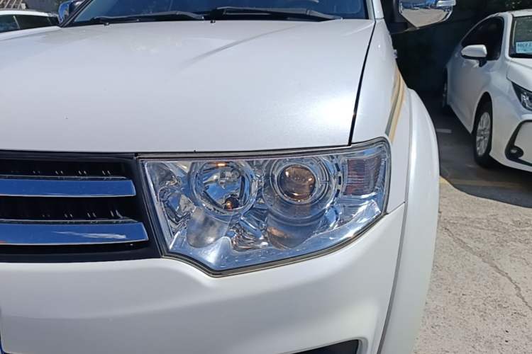 Used Mitsubishi Pajero Sport 2013 3.0L Automatic 4x4 Executive Edition Left Front Headlight