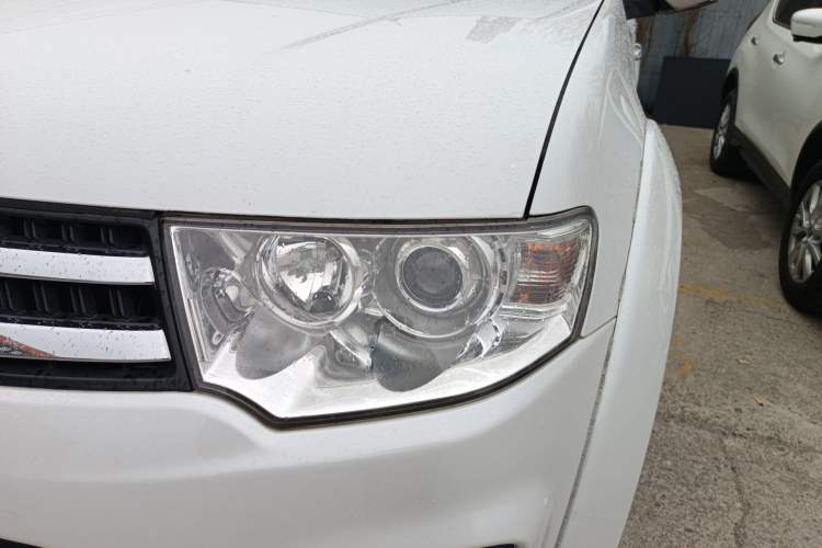 Used Mitsubishi Pajero Sport 2013 3.0L Automatic 4x4 Executive Edition Left Front Headlight