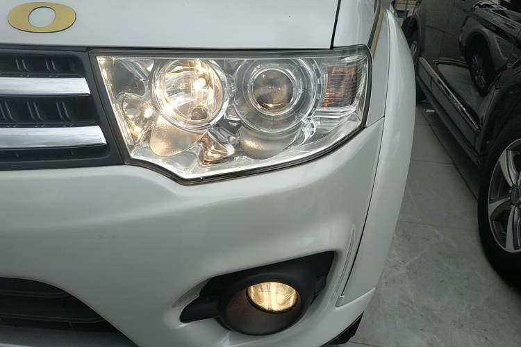 Used Mitsubishi Pajero Sport 2013 3.0L Automatic Two-Wheel Drive Luxury Edition Left Front Headlight