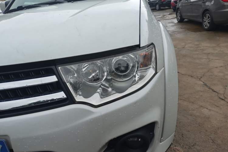 Used Mitsubishi Pajero Sport 2013 3.0L Automatic Two-Wheel Drive Luxury Edition Left Front Headlight