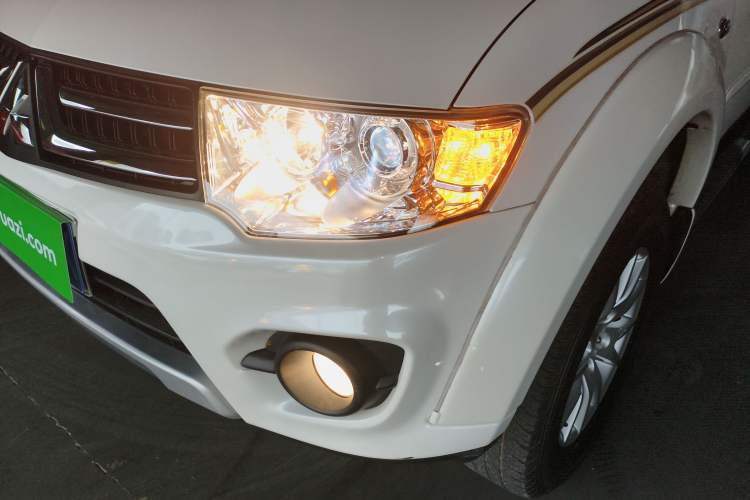 Used Mitsubishi Pajero Sport 2013 3.0L Automatic Two-Wheel Drive Luxury Edition Left Front Headlight
