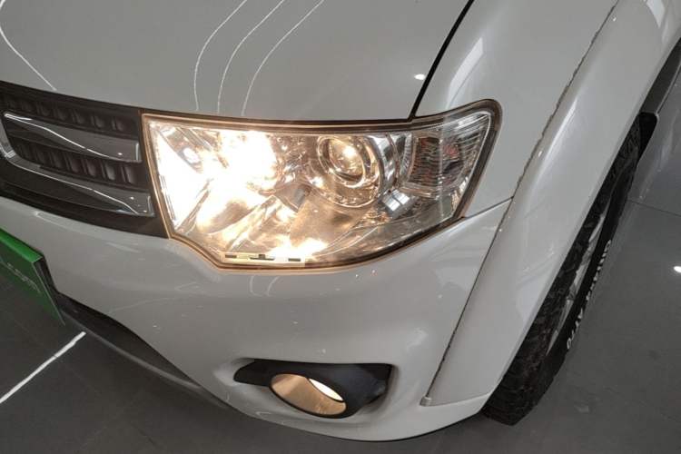 Used Mitsubishi Pajero Sport 2013 3.0L Automatic 4x4 Executive Edition Left Front Headlight