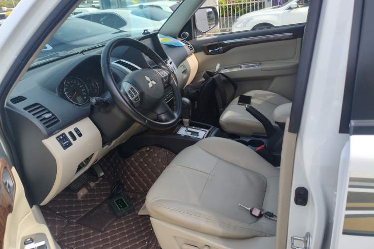 Used Mitsubishi Pajero Sport 2013 3.0L Automatic Two-Wheel Drive Luxury Edition Left Front Seat