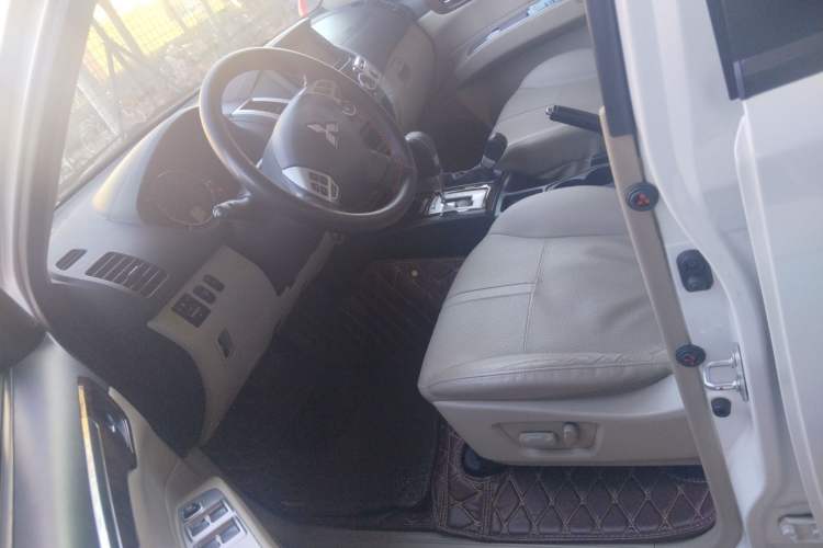 Used Mitsubishi Pajero Sport 2013 3.0L Automatic 4x4 Flagship Edition Left Front Seat