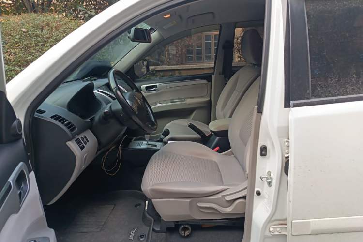 Used Mitsubishi Pajero Sport 2013 3.0L Automatic 4x4 Executive Edition Left Front Seat