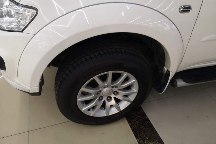 Used Mitsubishi Pajero Sport 2013 3.0L Automatic Two-Wheel Drive Luxury Edition Left Front Wheel Hub