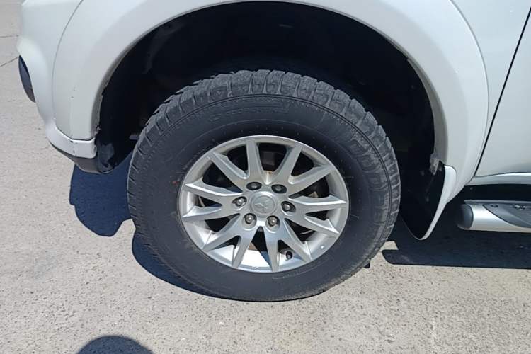 Used Mitsubishi Pajero Sport 2013 3.0L Automatic 4x4 Executive Edition Left Front Wheel Hub