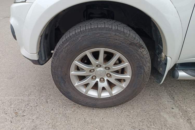 Used Mitsubishi Pajero Sport 2013 3.0L Automatic 4x4 Executive Edition Left Front Wheel Hub