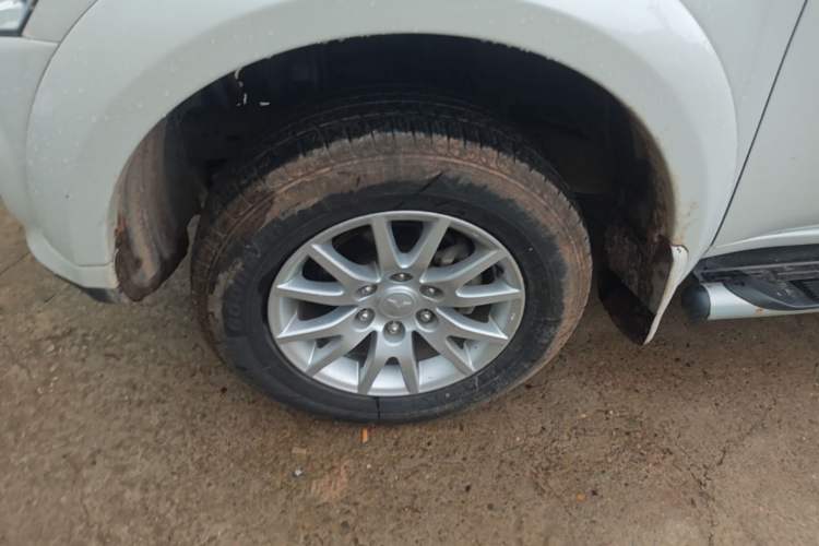 Used Mitsubishi Pajero Sport 2013 3.0L Automatic Two-Wheel Drive Luxury Edition Left Front Wheel Hub