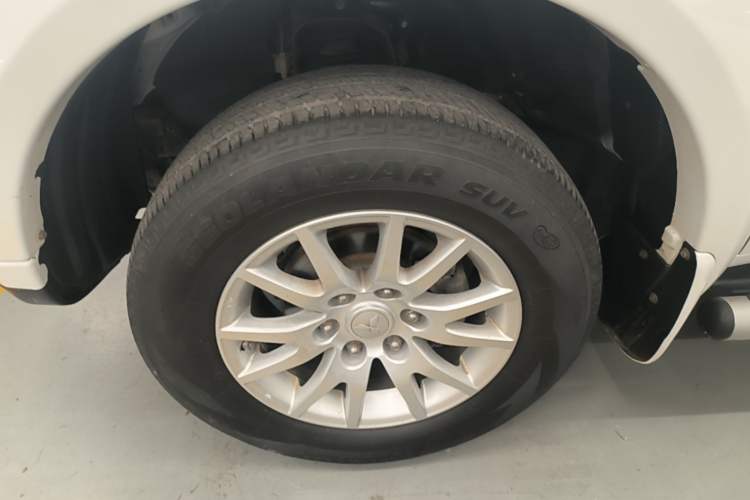 Used Mitsubishi Pajero Sport 2013 3.0L Automatic Two-Wheel Drive Luxury Edition Left Front Wheel Hub