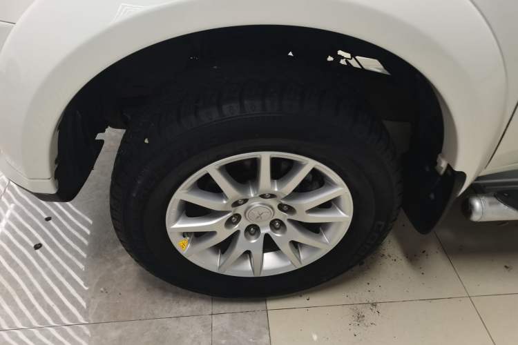 Used Mitsubishi Pajero Sport 2013 2.4L Manual Two-Wheel Drive Comfort Edition Left Front Wheel Hub