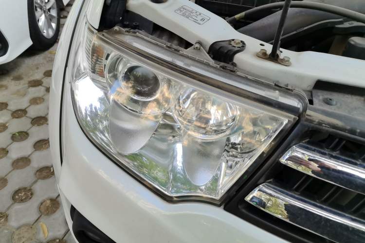 Used Mitsubishi Pajero Sport 2013 3.0L Automatic 4x4 Executive Edition Right Front Headlight