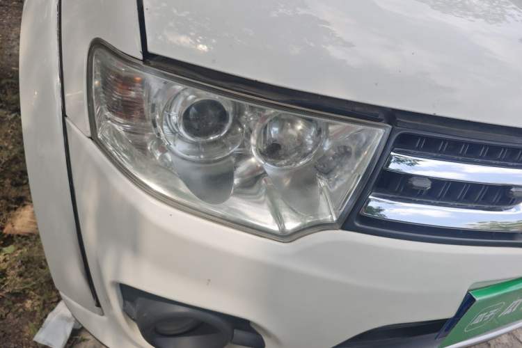 Used Mitsubishi Pajero Sport 2013 3.0L Automatic Two-Wheel Drive Luxury Edition Right Front Headlight