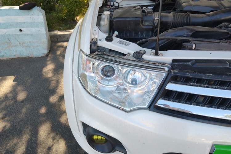 Used Mitsubishi Pajero Sport 2013 3.0L Automatic 4x4 Executive Edition Right Front Headlight