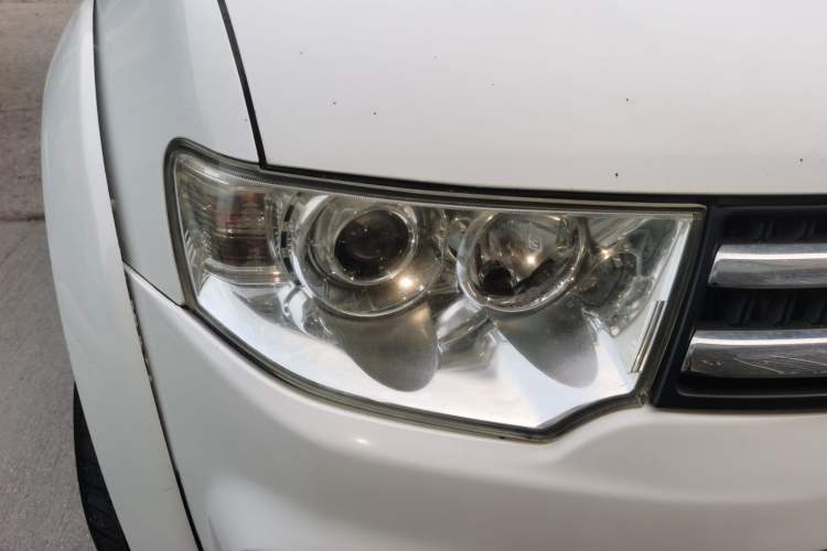 Used Mitsubishi Pajero Sport 2013 3.0L Automatic Two-Wheel Drive Luxury Edition Right Front Headlight