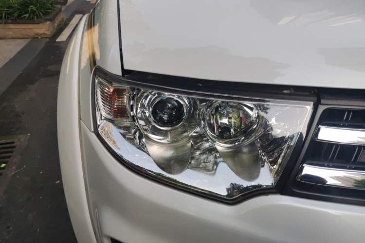 Used Mitsubishi Pajero Sport 2013 3.0L Automatic 4x4 Flagship Edition Right Front Headlight