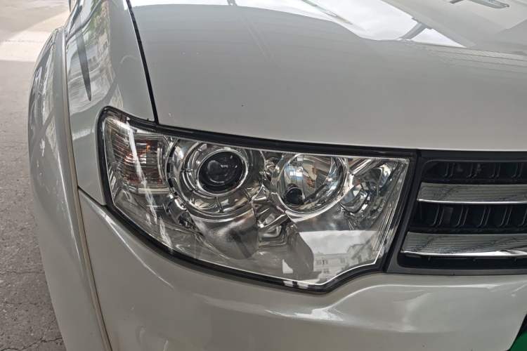 Used Mitsubishi Pajero Sport 2013 3.0L Automatic Two-Wheel Drive Luxury Edition Right Front Headlight