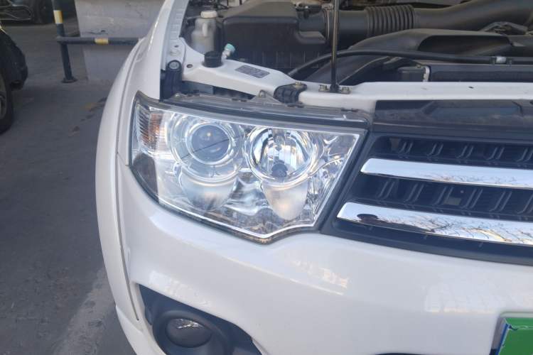 Used Mitsubishi Pajero Sport 2013 3.0L Automatic 4x4 Flagship Edition Right Front Headlight