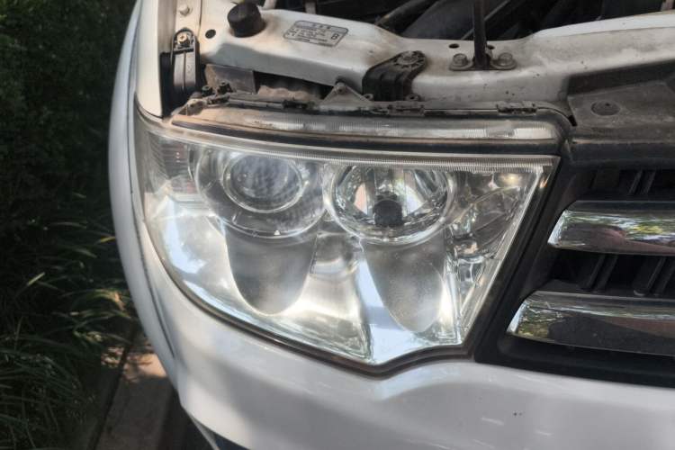 Used Mitsubishi Pajero Sport 2013 3.0L Automatic 4x4 Executive Edition Right Front Headlight