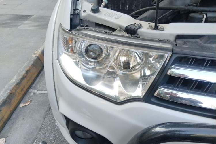 Used Mitsubishi Pajero Sport 2013 3.0L Automatic 4x4 Flagship Edition Right Front Headlight