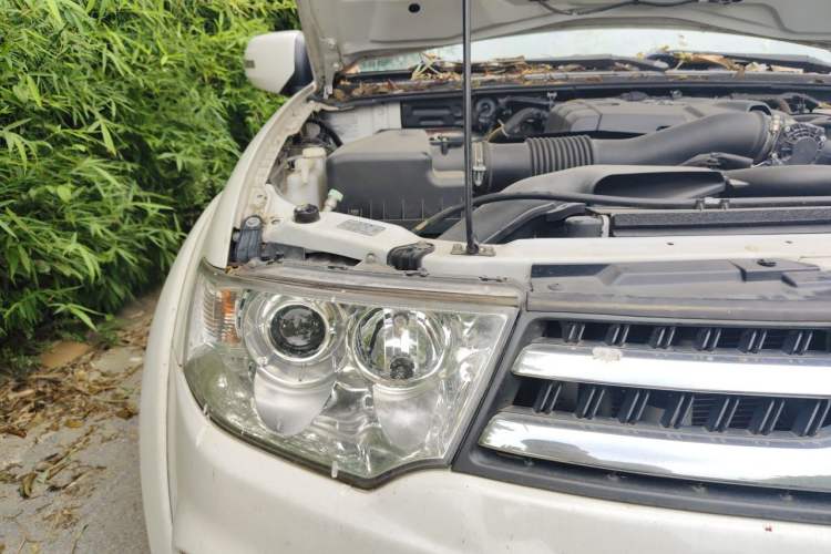 Used Mitsubishi Pajero Sport 2013 3.0L Automatic Two-Wheel Drive Luxury Edition Right Front Headlight