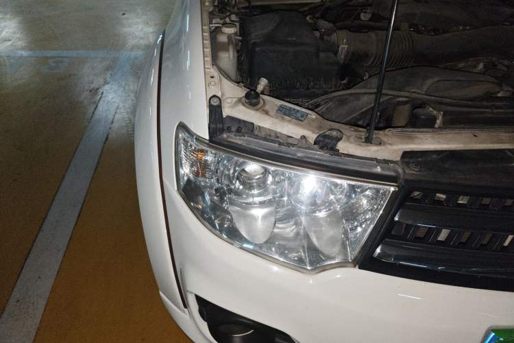 Used Mitsubishi Pajero Sport 2013 3.0L Automatic 4x4 Flagship Edition Right Front Headlight