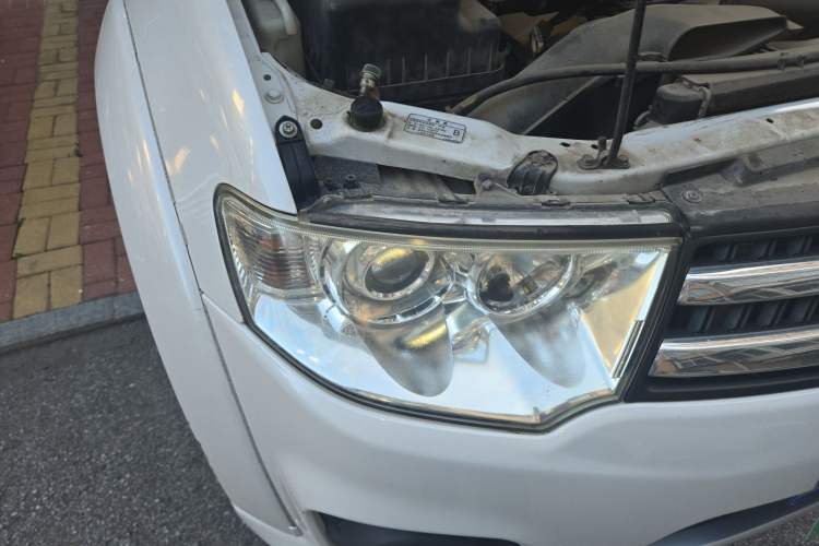 Used Mitsubishi Pajero Sport 2013 3.0L Automatic 4x4 Executive Edition Right Front Headlight