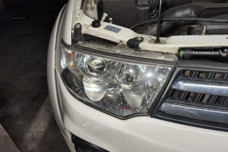 Used Mitsubishi Pajero Sport 2013 3.0L Automatic 4x4 Executive Edition Right Front Headlight