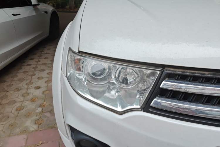 Used Mitsubishi Pajero Sport 2013 3.0L Automatic 4x4 Executive Edition Right Front Headlight