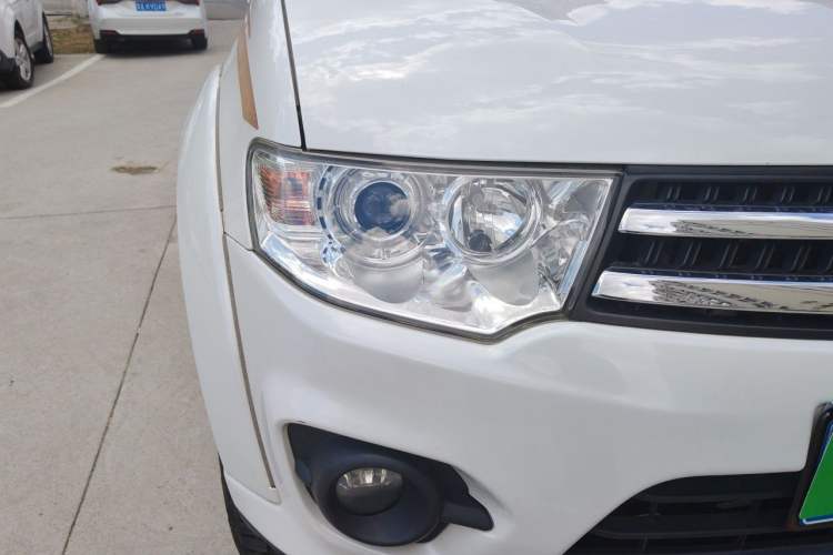 Used Mitsubishi Pajero Sport 2013 3.0L Automatic 4x4 Flagship Edition Right Front Headlight
