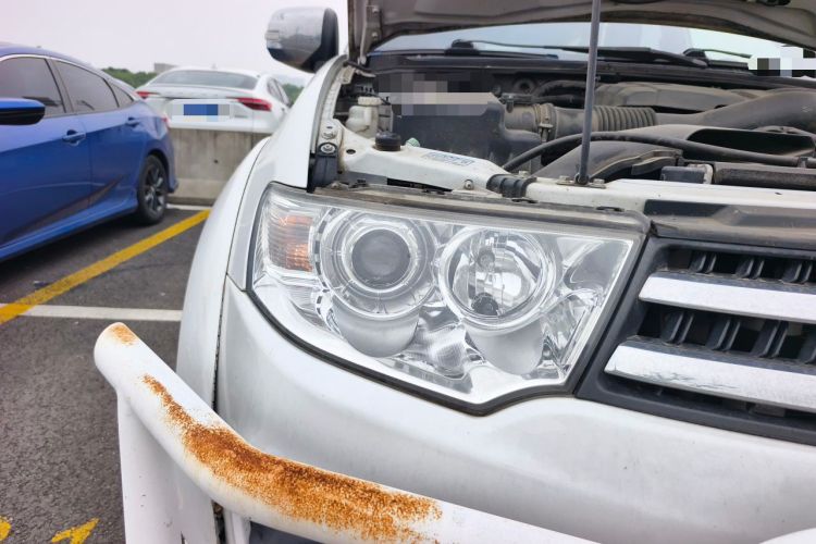 Used Mitsubishi Pajero Sport 2013 3.0L Automatic 4x4 Executive Edition Right Front Headlight