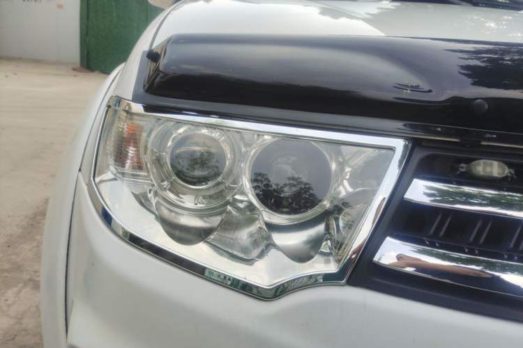 Used Mitsubishi Pajero Sport 2013 3.0L Automatic Two-Wheel Drive Luxury Edition Right Front Headlight