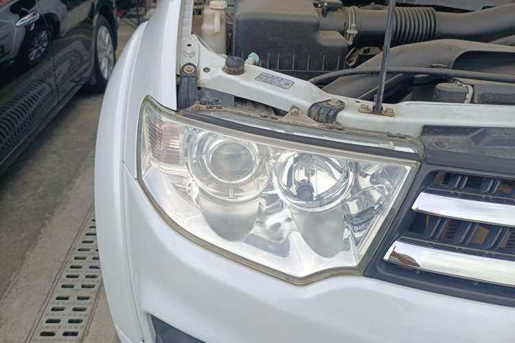Used Mitsubishi Pajero Sport 2013 3.0L Automatic 4x4 Executive Edition Right Front Headlight