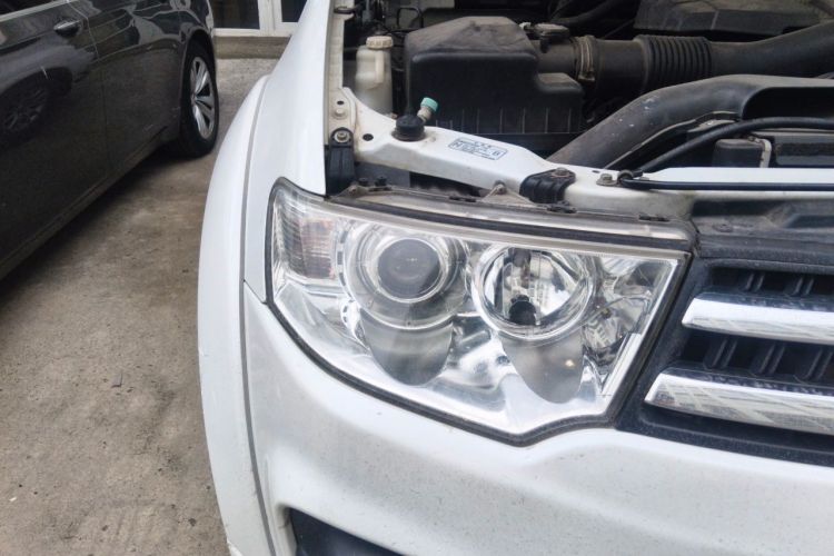 Used Mitsubishi Pajero Sport 2013 3.0L Automatic 4x4 Executive Edition Right Front Headlight