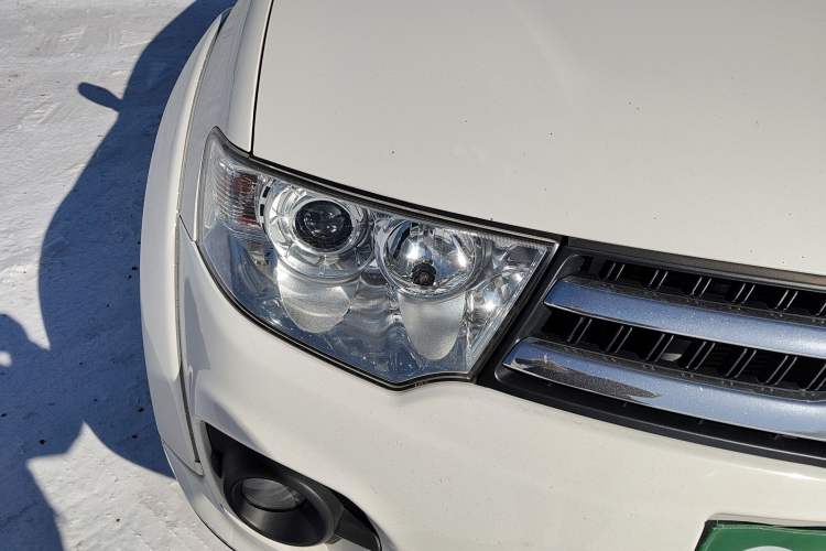 Used Mitsubishi Pajero Sport 2013 2.4L Manual Two-Wheel Drive Comfort Edition Right Front Headlight