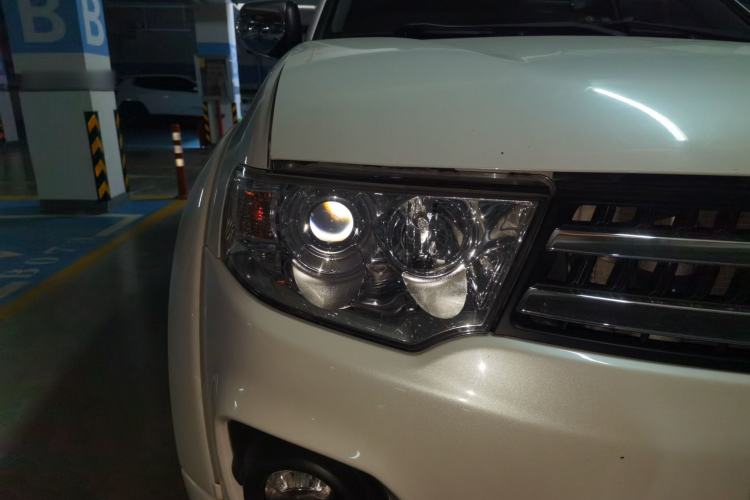 Used Mitsubishi Pajero Sport 2013 3.0L Automatic 4x4 Executive Edition Right Front Headlight