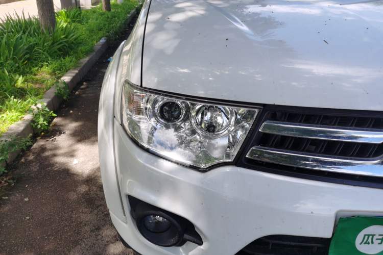 Used Mitsubishi Pajero Sport 2013 3.0L Automatic 4x4 Executive Edition Right Front Headlight